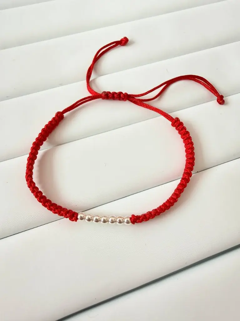 Pulsera plata hilo rojo cordón.webp