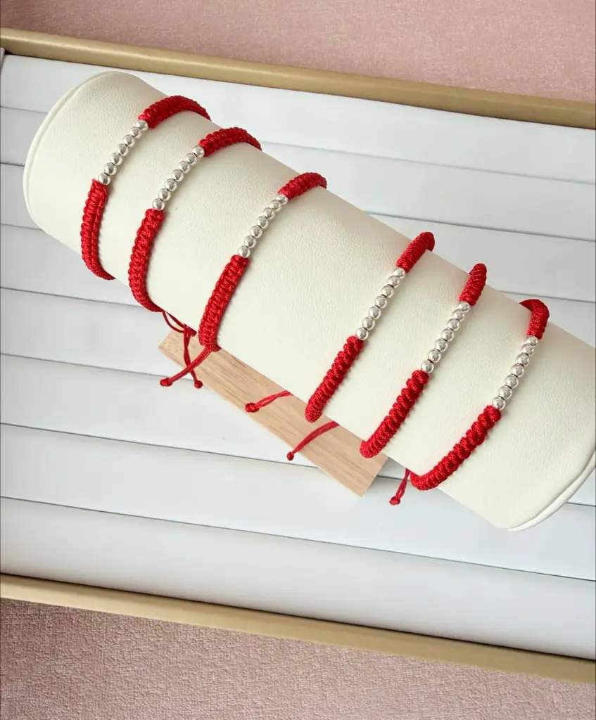 Pulsera plata hilo rojo balines.webp