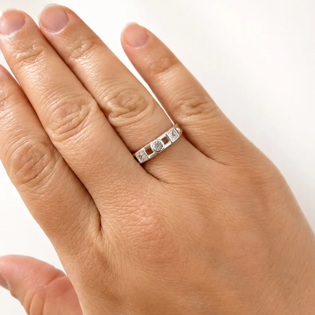 anillo en plata 925 circones blancos mano.webp