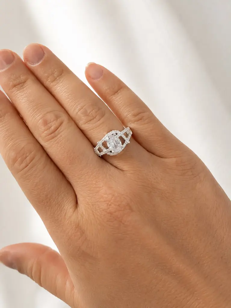 ANILLO PLATA LEY 925 THAI CRISTAL BLANCO OVALADO.webp