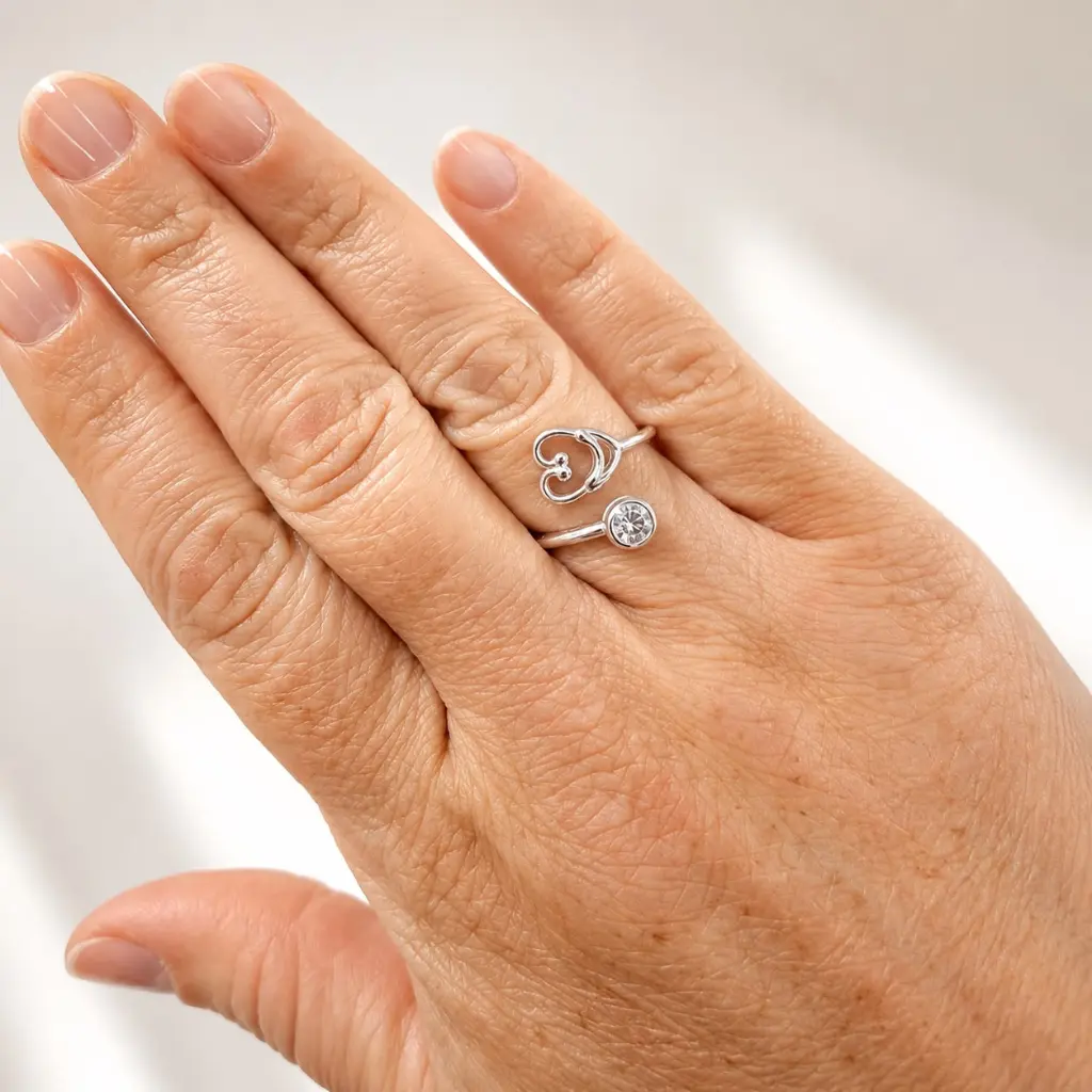 ANILLO PLATA LEY 925 AJUSTABLE ESTETOSCOPIO MANO.webp