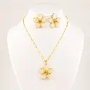 Juego en acero dorado flor esmaltada blanca.webp
