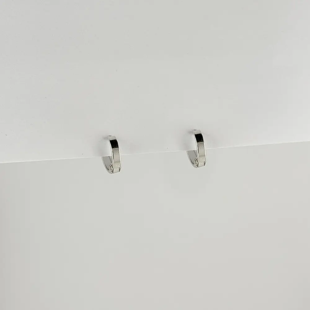 Argolla huggie Plata ley 925 lisa 1 cm