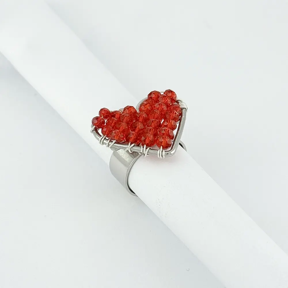 Anillo en acero silver ajustable corazón cristales rojos tejido a mano