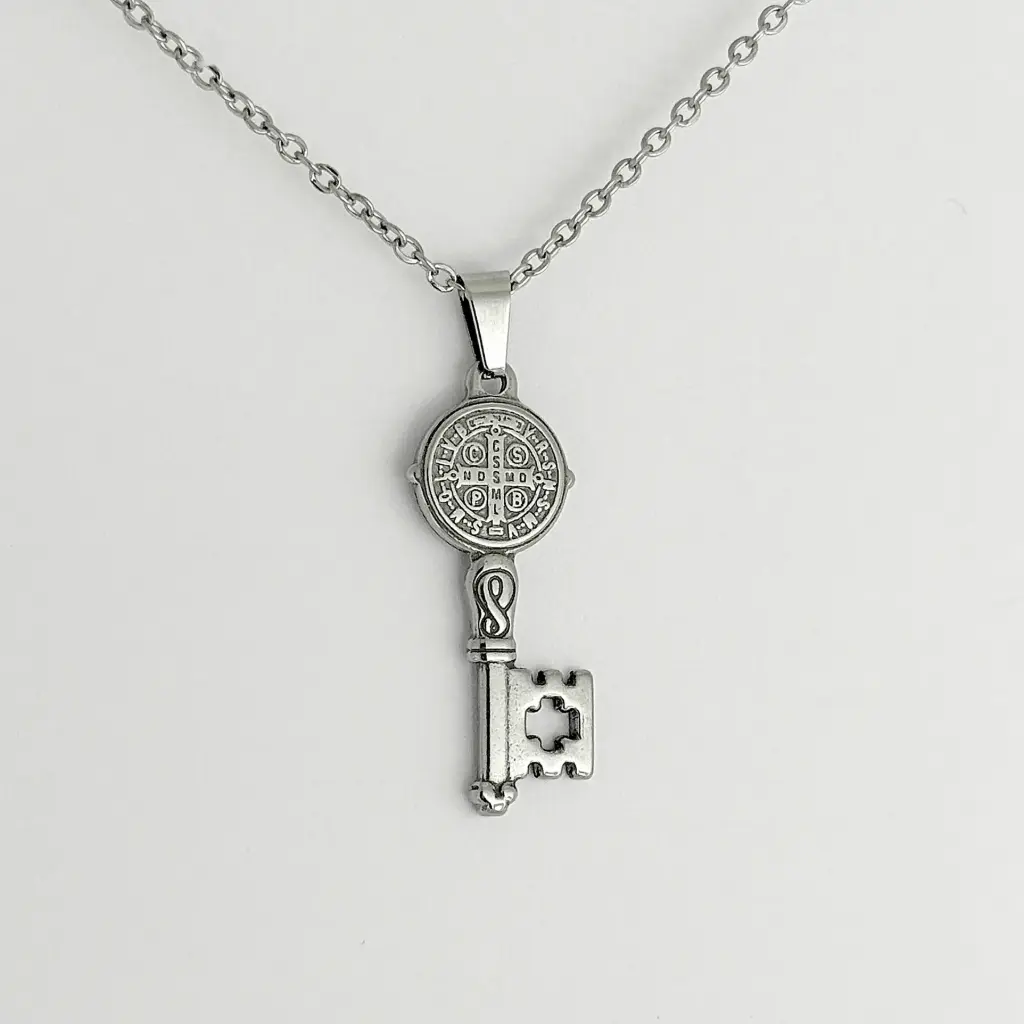 Cadena con dije en acero silver llave san benito 50 cm
