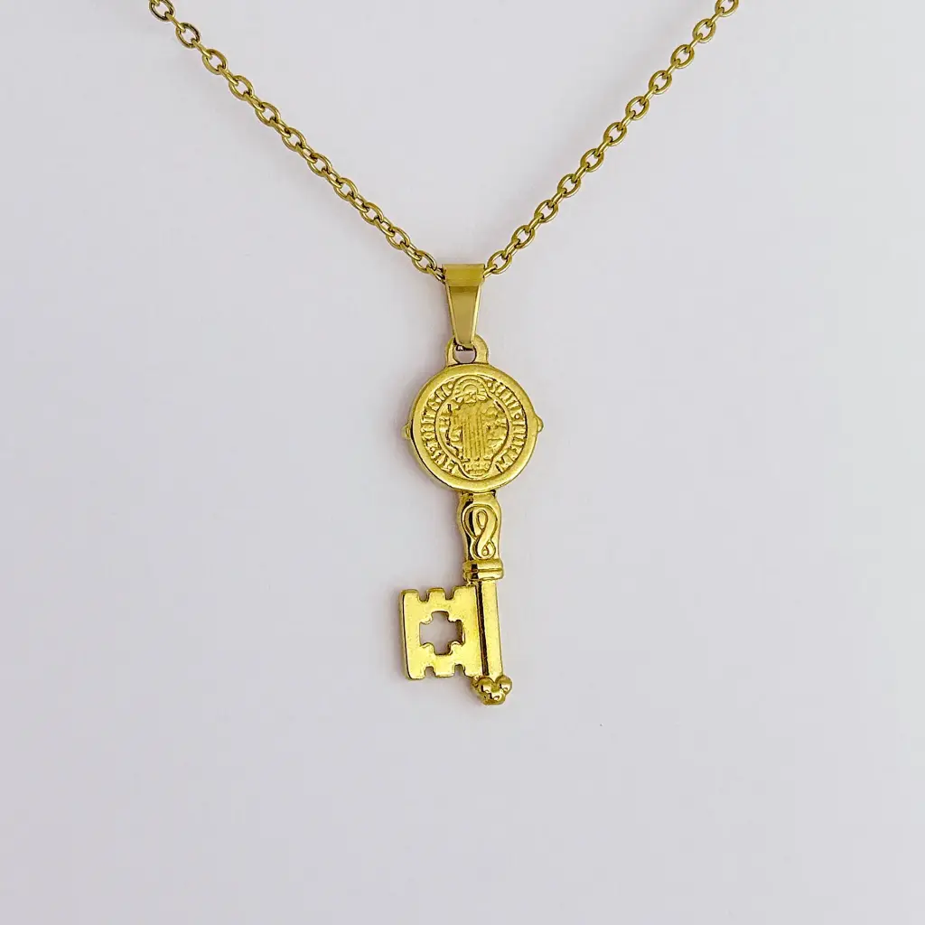 *CADENA CON DIJE EN ACERO GOLD LLAVE SAN BENITO