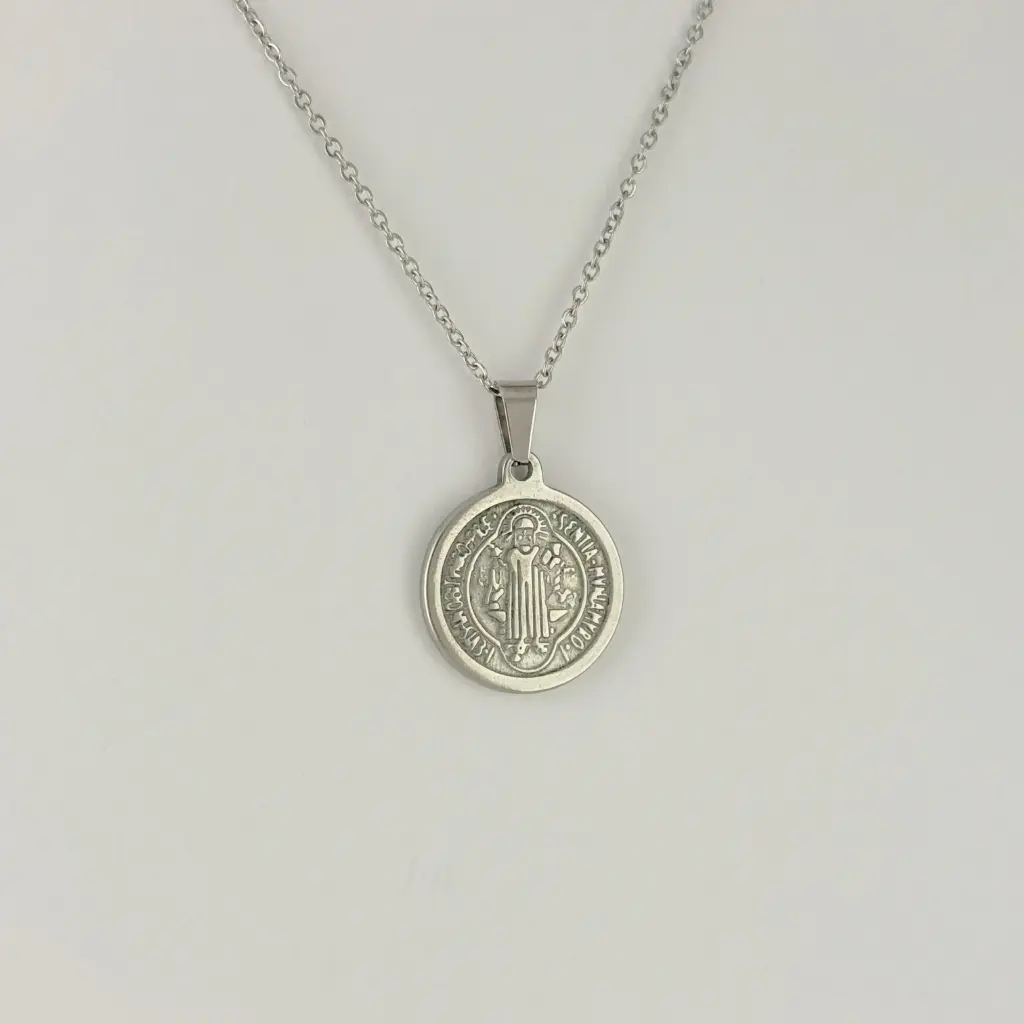 Collar en acero silver medalla San Benito
