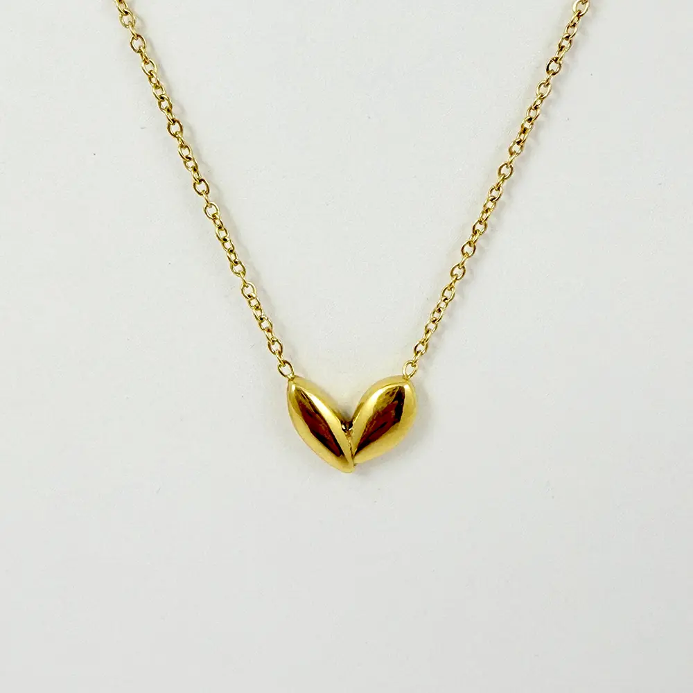 Collar en acero gold dije corazón modelo 2