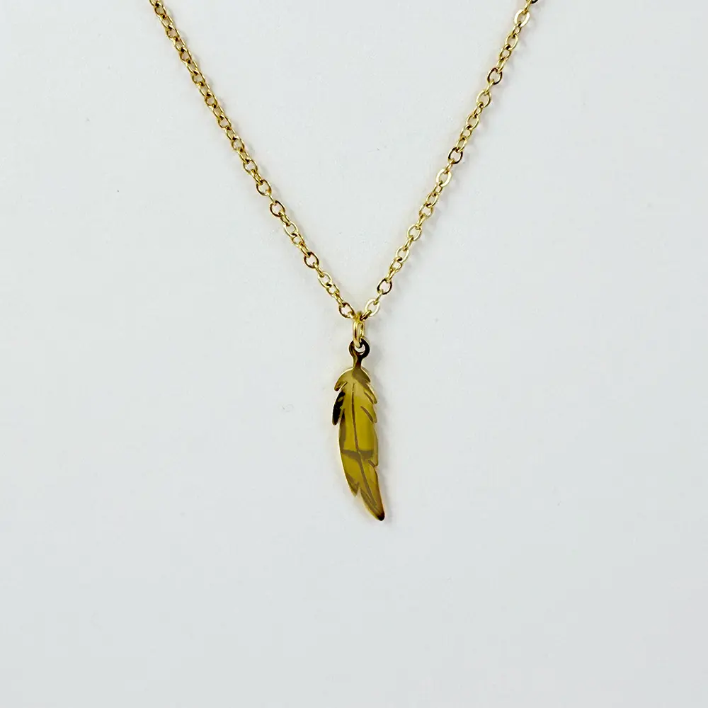 Collar en acero gold dije pluma