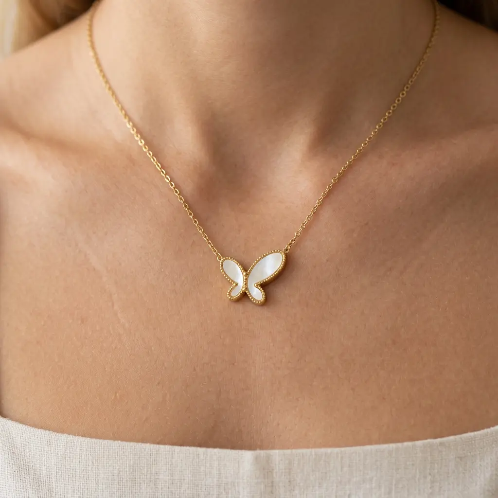 Collar en acero gold dije mariposa carey blanco