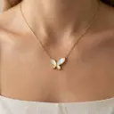 Collar en acero gold dije mariposa carey blanco