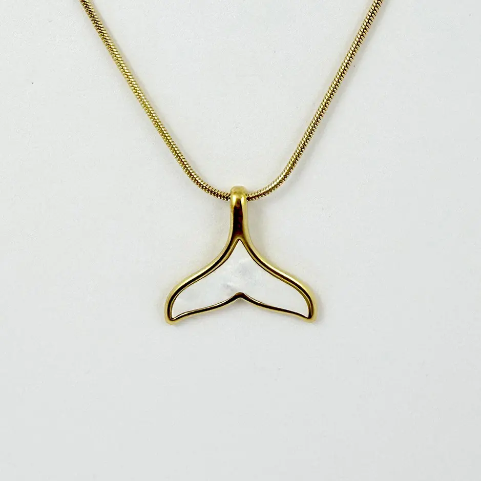 Collar en acero gold dije colita sirena nácar