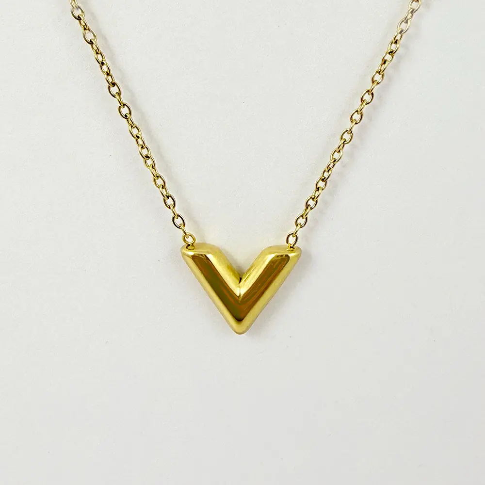 Collar en acero gold dije v