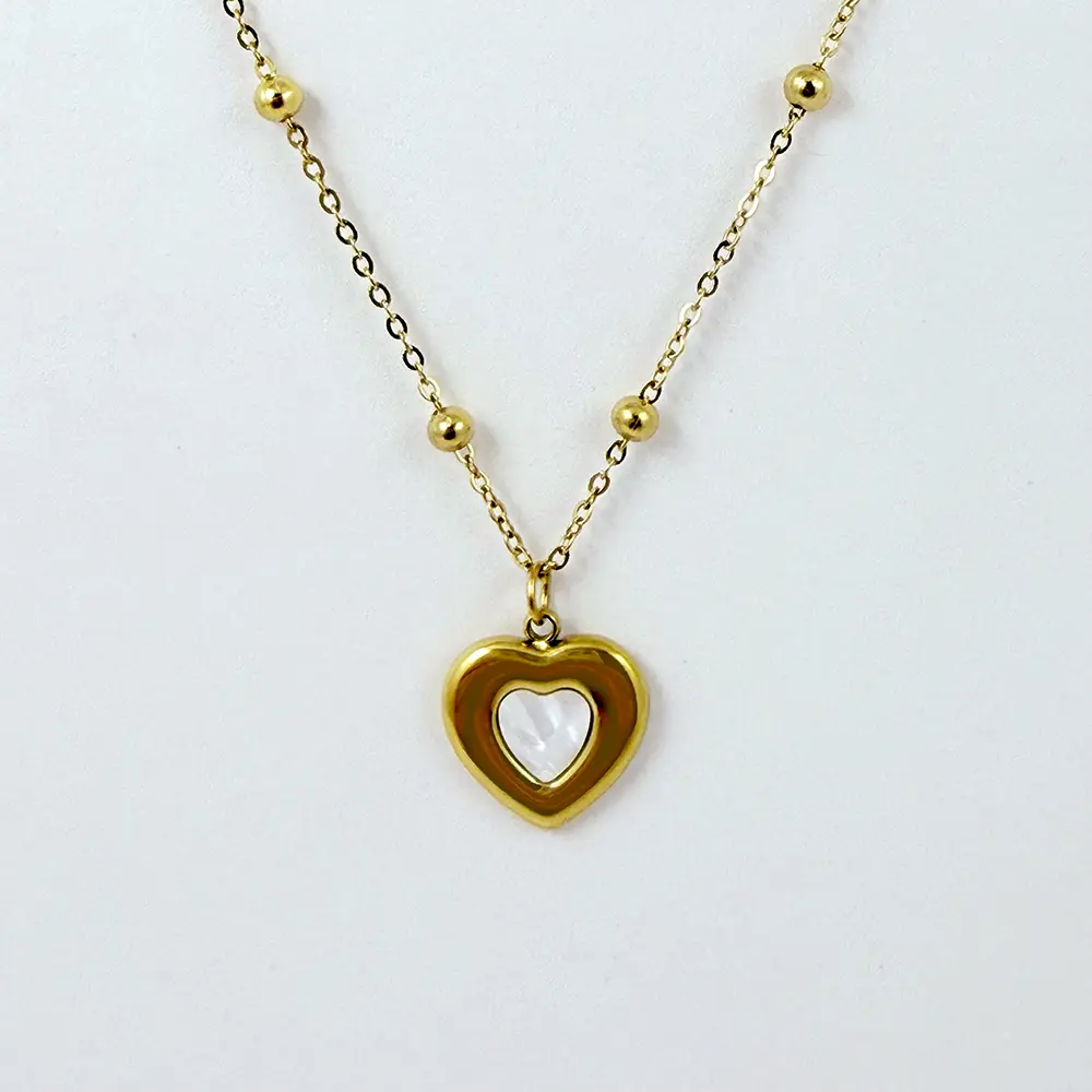 Collar en acero gold dije corazón nácar cadena bolitas