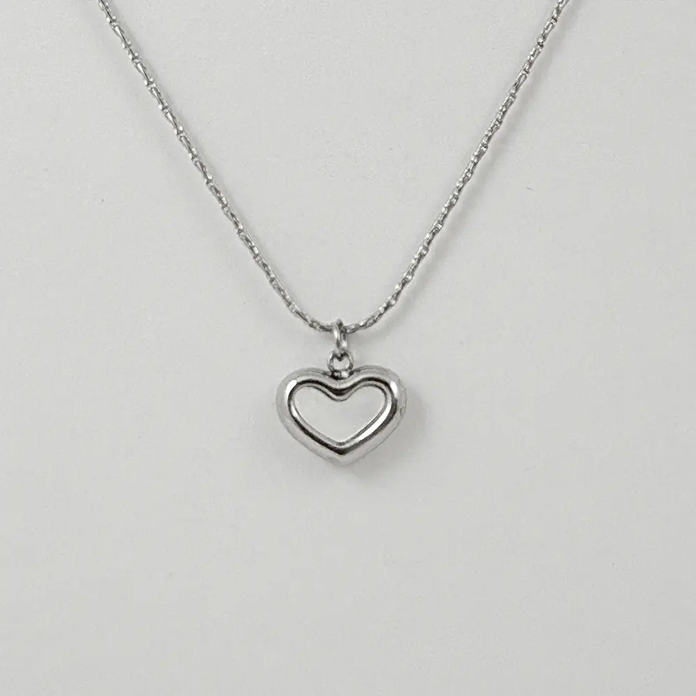 Collar en acero silver dije corazón nácar