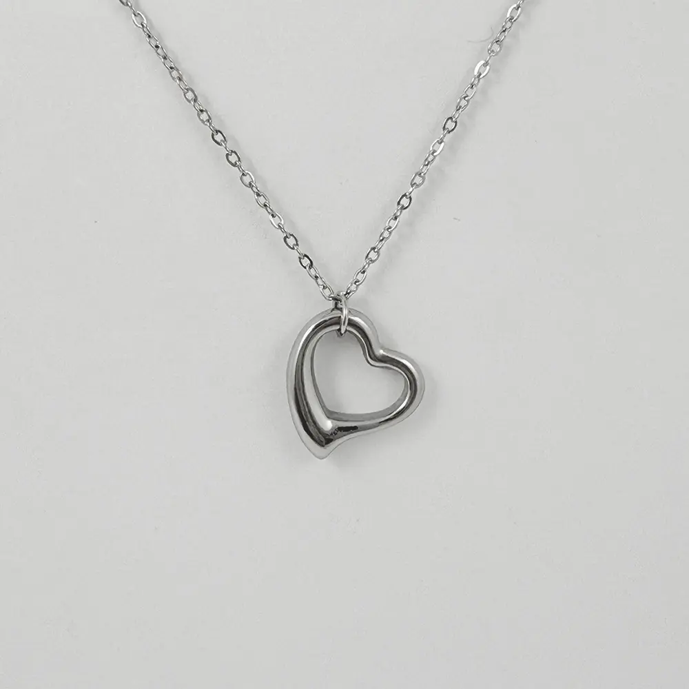 Collar en acero silver dije silueta corazón