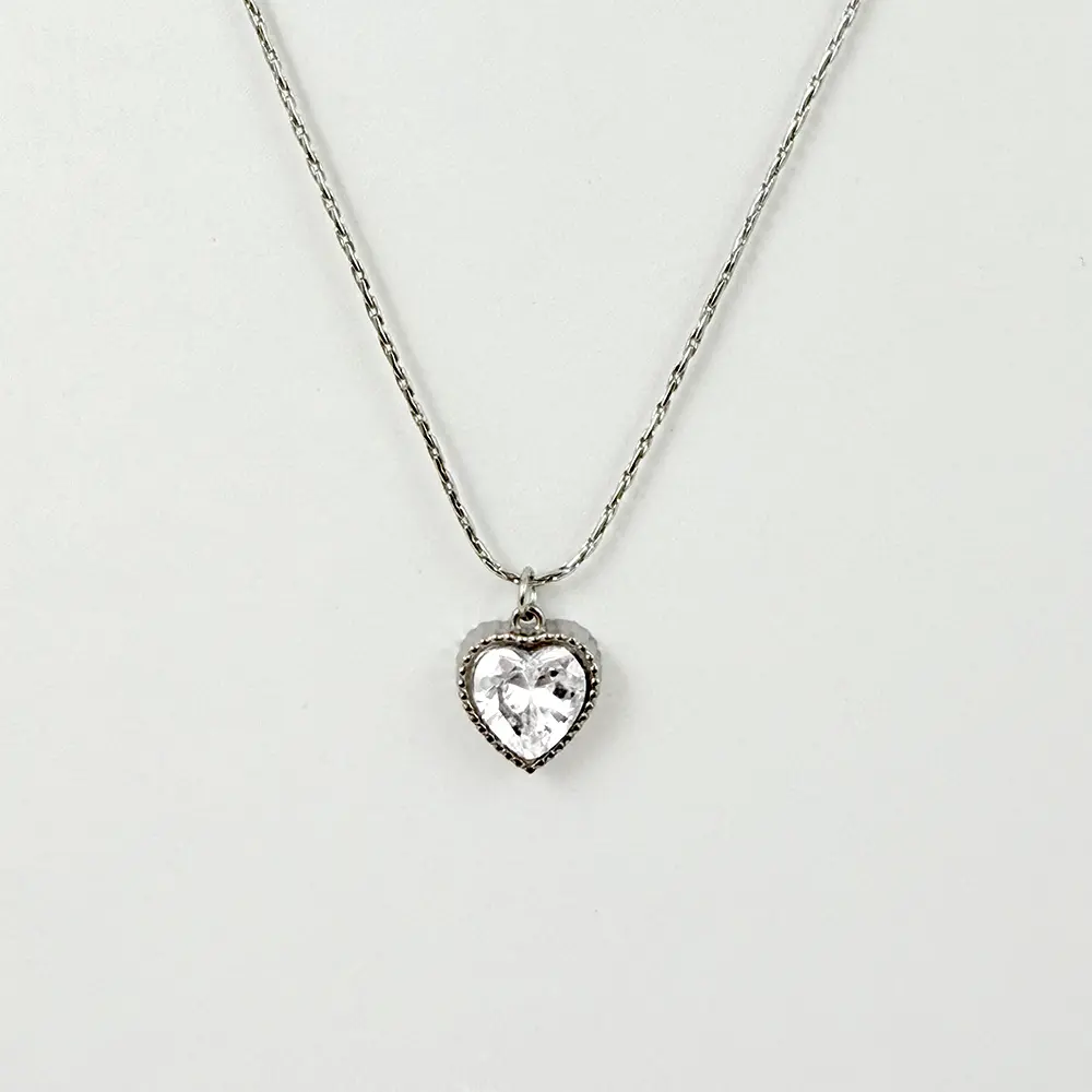 Collar en acero silver dije corazón cristal blanco