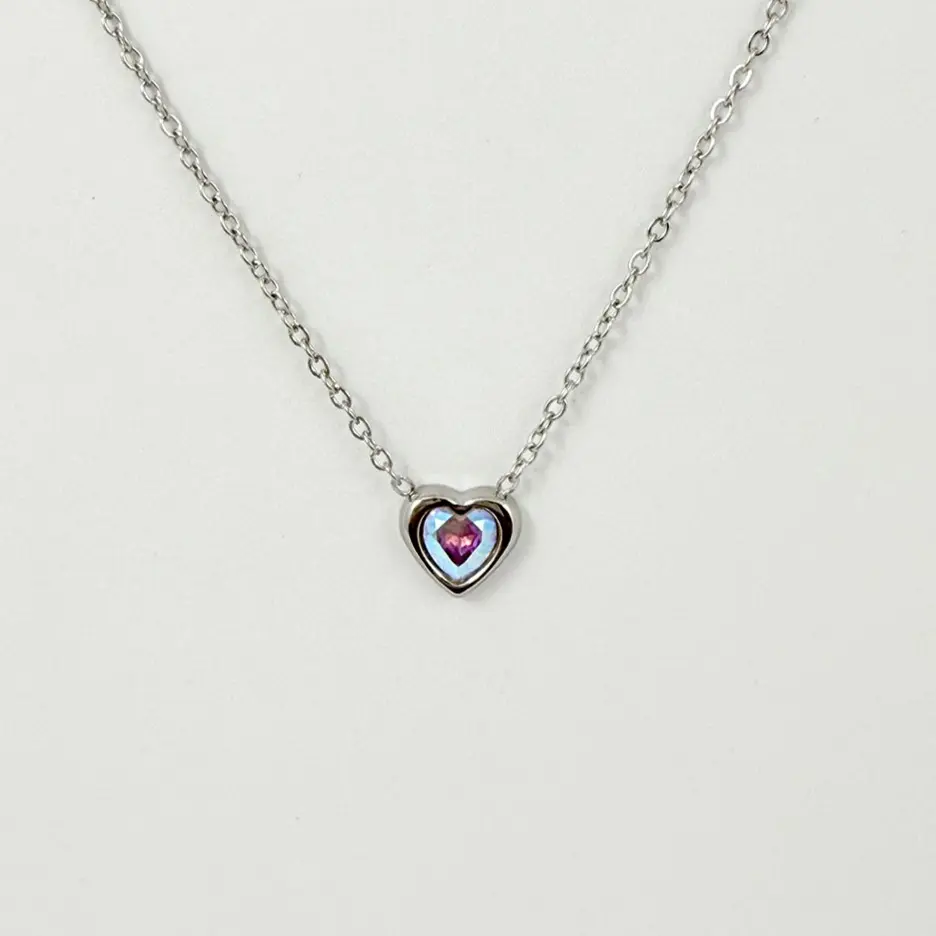 Collar en acero silver dije corazón cristal tornasol