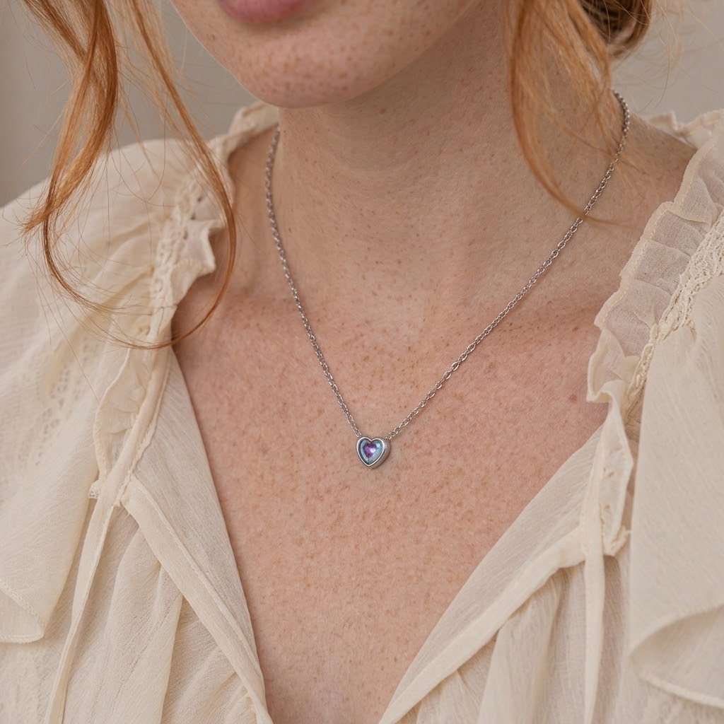 Collar en acero silver dije corazón cristal tornasol