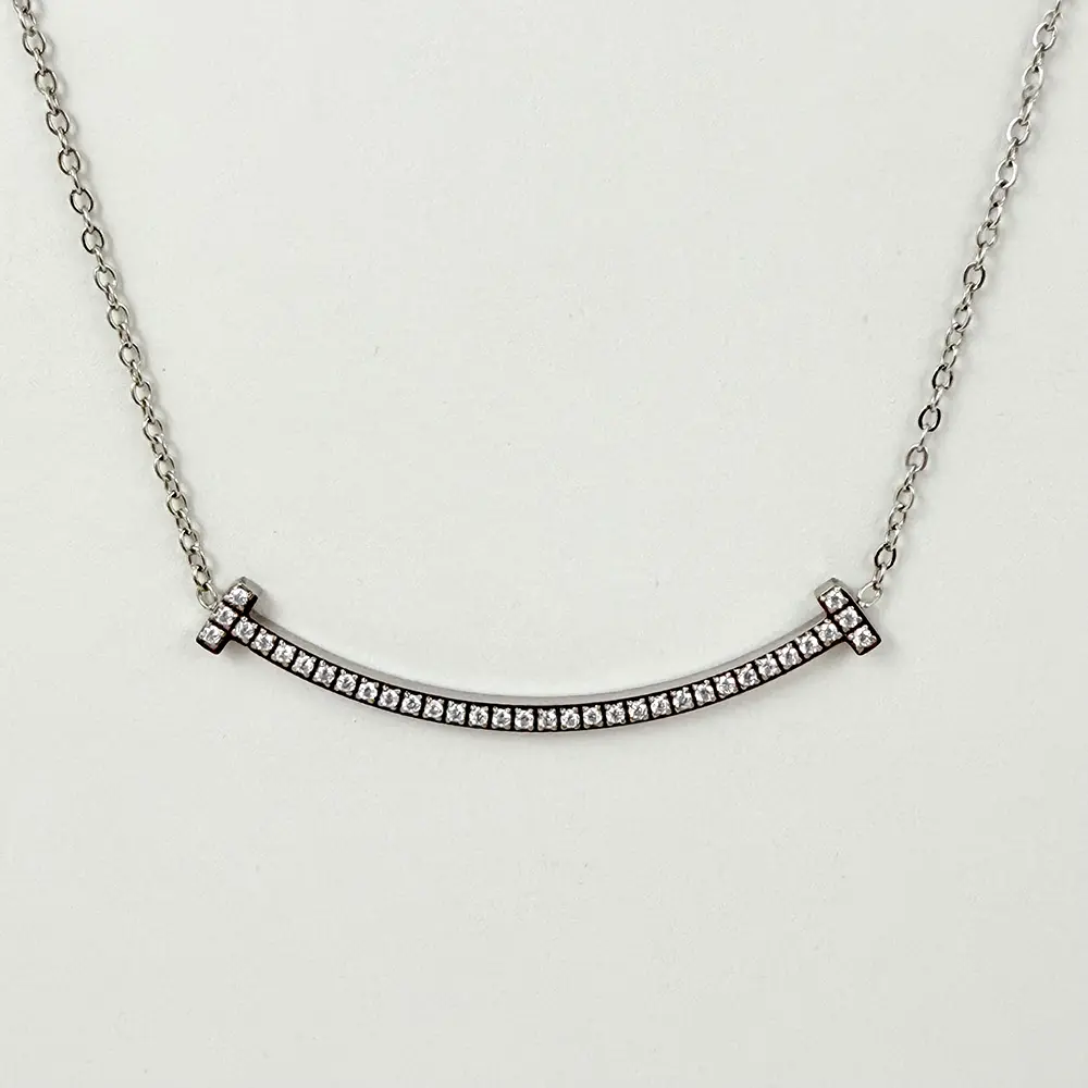 Collar en acero silver dije sonrisa microcircones blancos