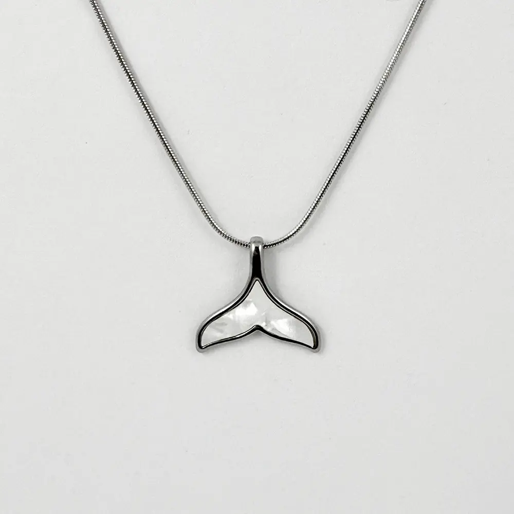 Collar en acero silver dije colita sirena nácar