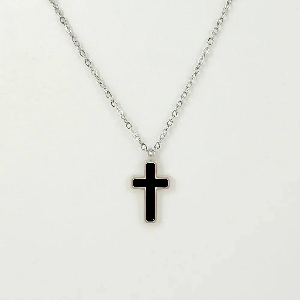 Collar en acero silver dije cruz esmaltado negro
