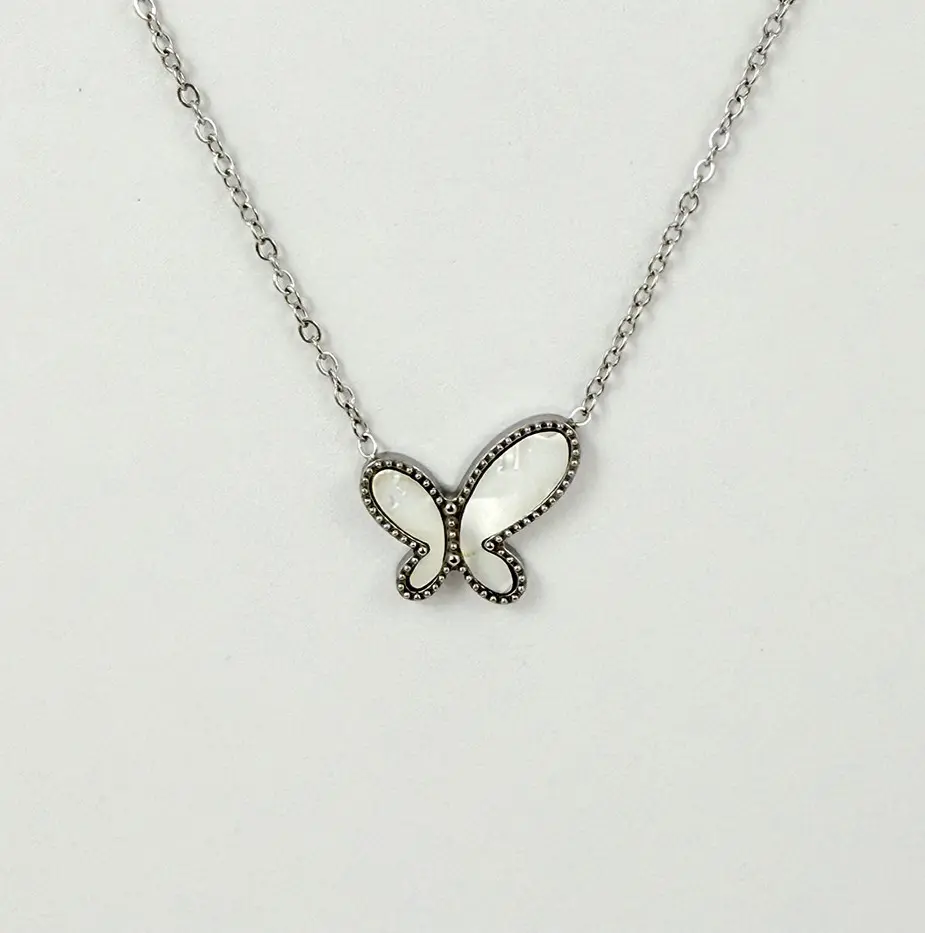 Collar en acero silver dije mariposa nácar modelo 2