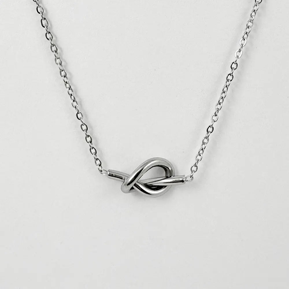 Collar en acero silver dije corazón nudo
