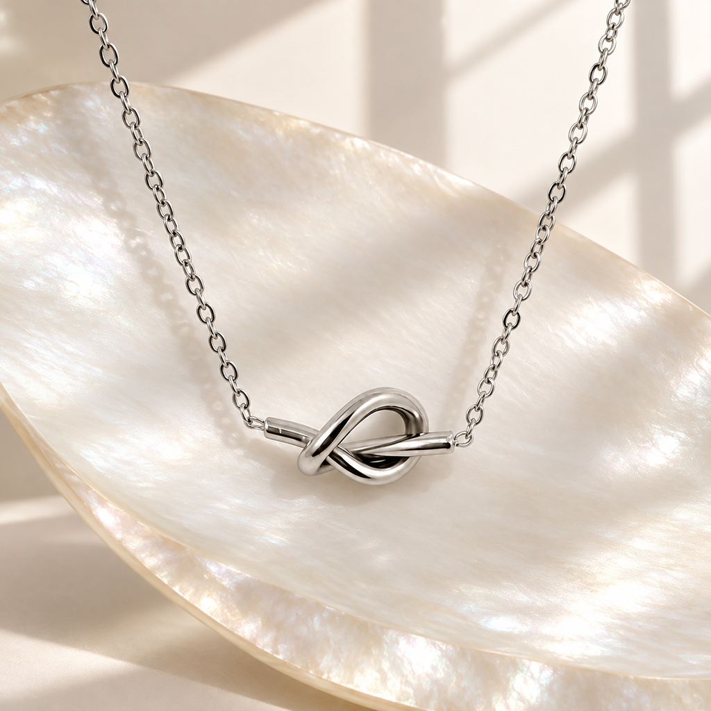 Collar en acero silver dije corazón nudo