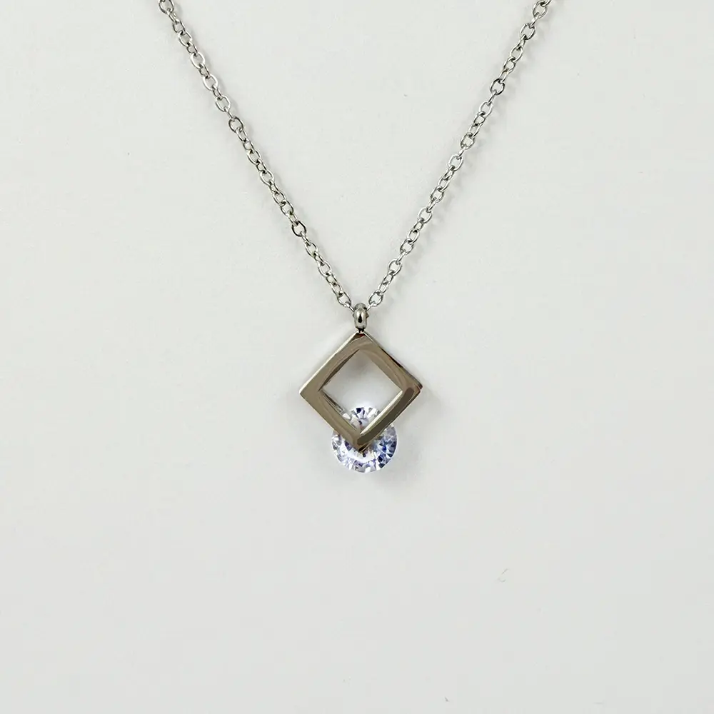 Collar en acero silver dije rombo cristal