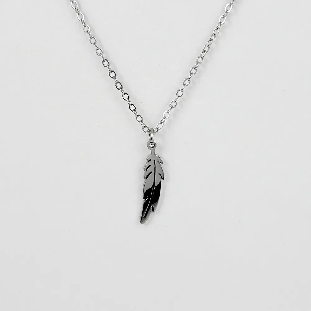 Collar en acero silver dije pluma