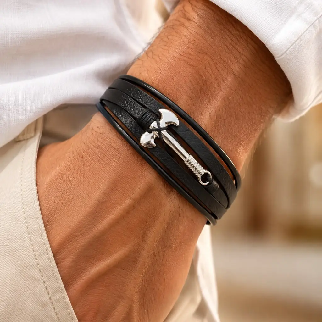 Brazalete en acero cuero triple hacha herrajes plateados
