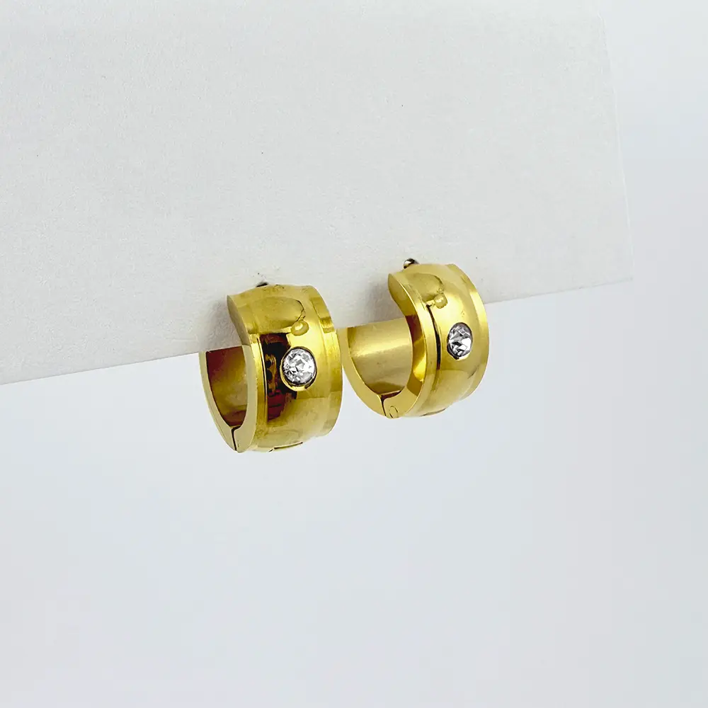 Argolla huggie acero gold ancha circón blanco