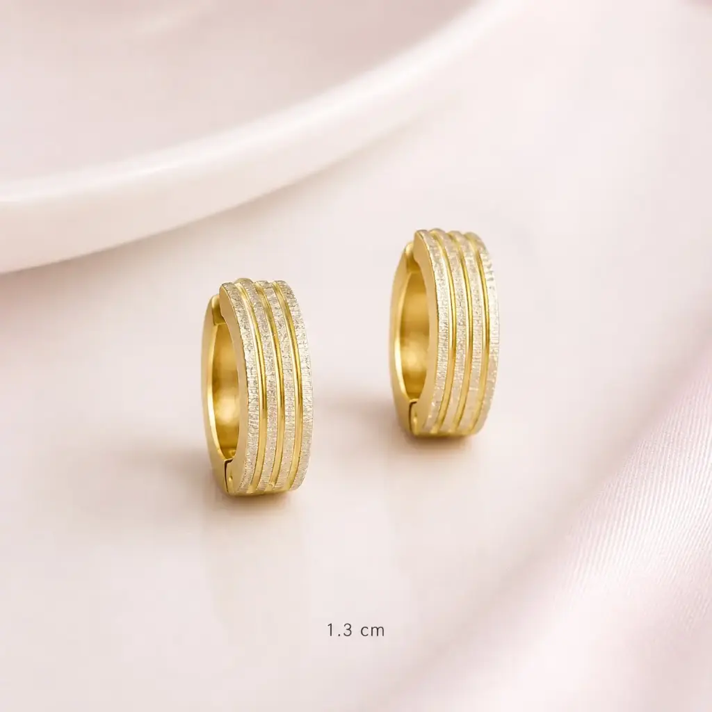 Argolla huggie acero bicolor triple línea satinado 1.3 cm diámetro