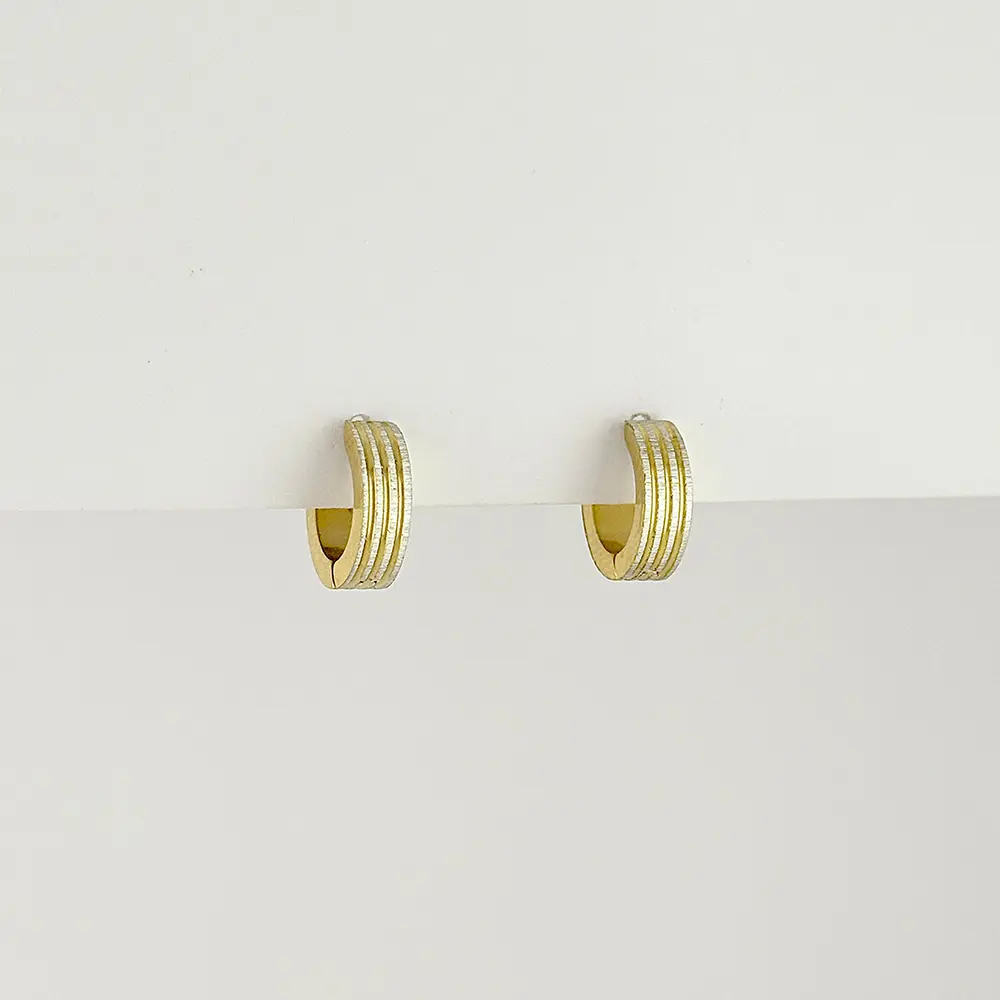 Argolla huggie acero bicolor triple línea satinado