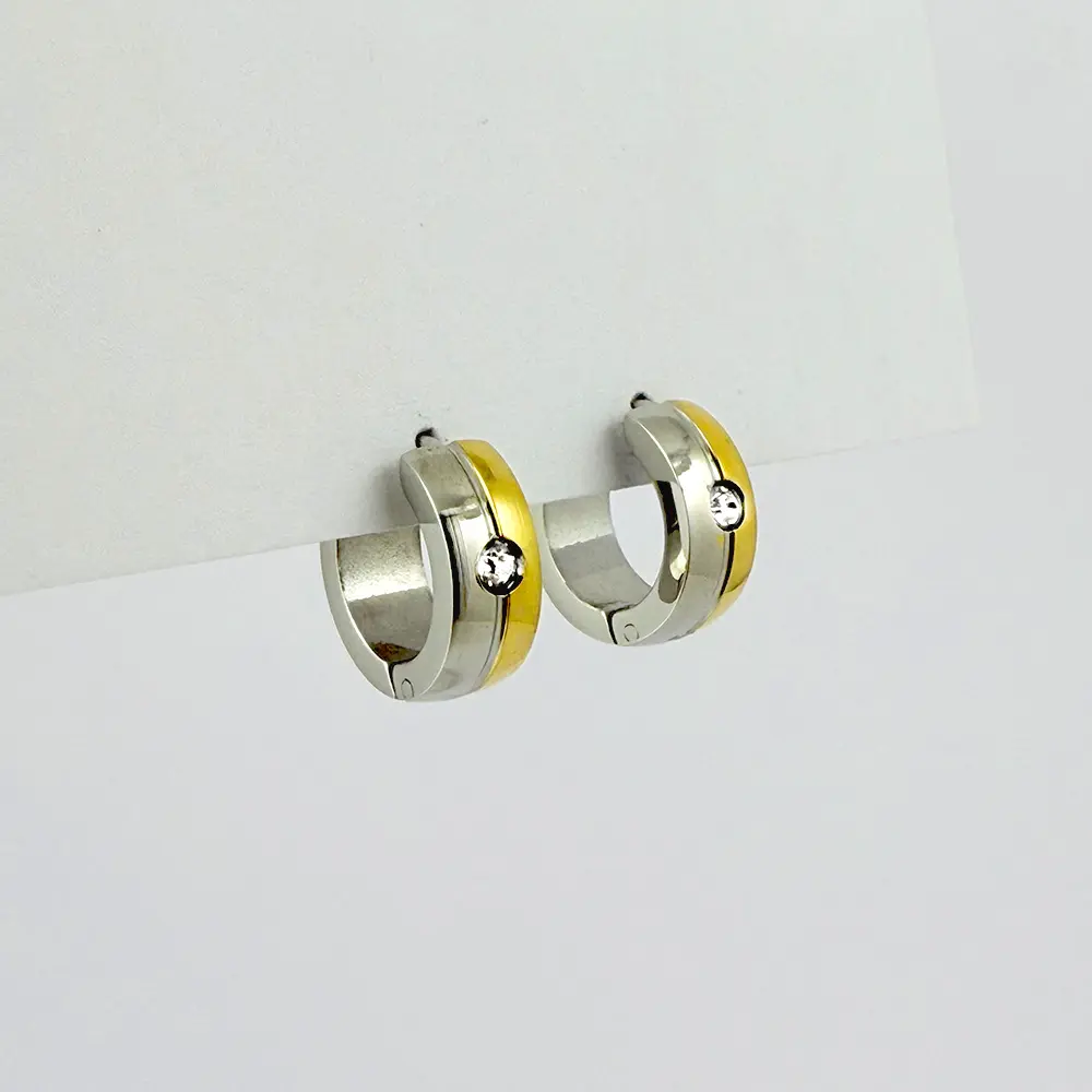 Argolla huggie acero bicolor circón blanco modelo 2