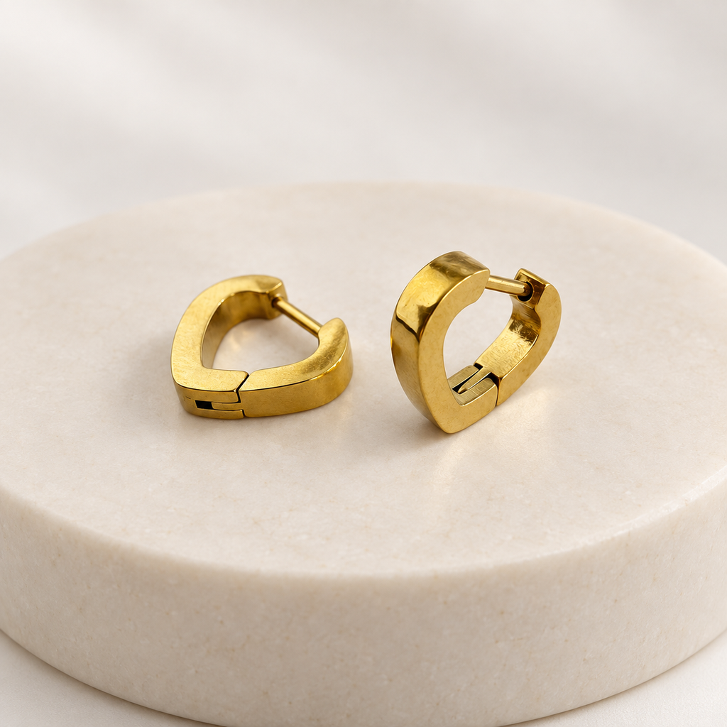 Argolla huggie acero gold corazón 1.3 cm