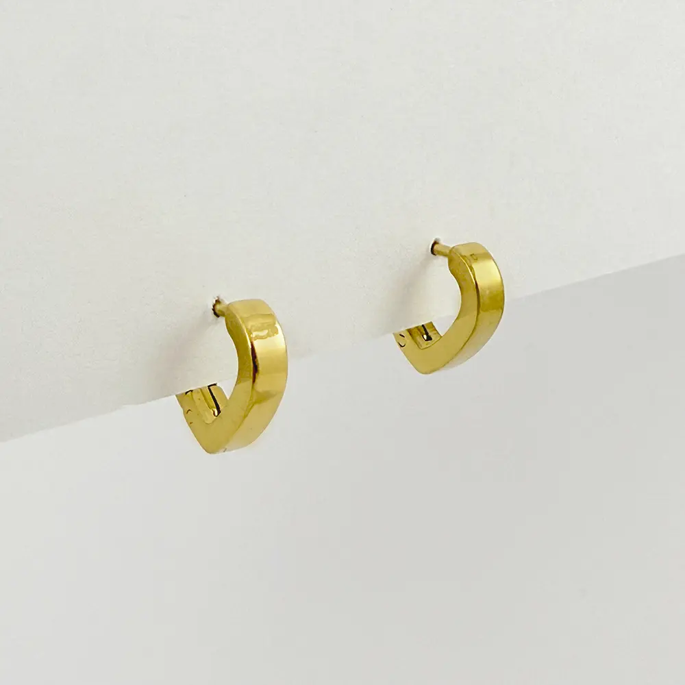 Argolla huggie acero gold corazón 1.3cm