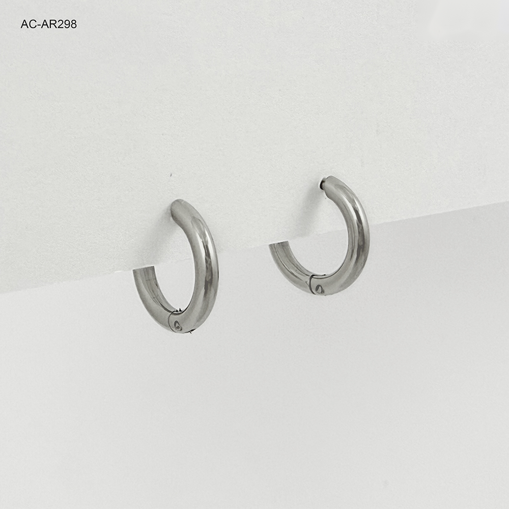 Huggie acero silver tipo hilo 1.5cm