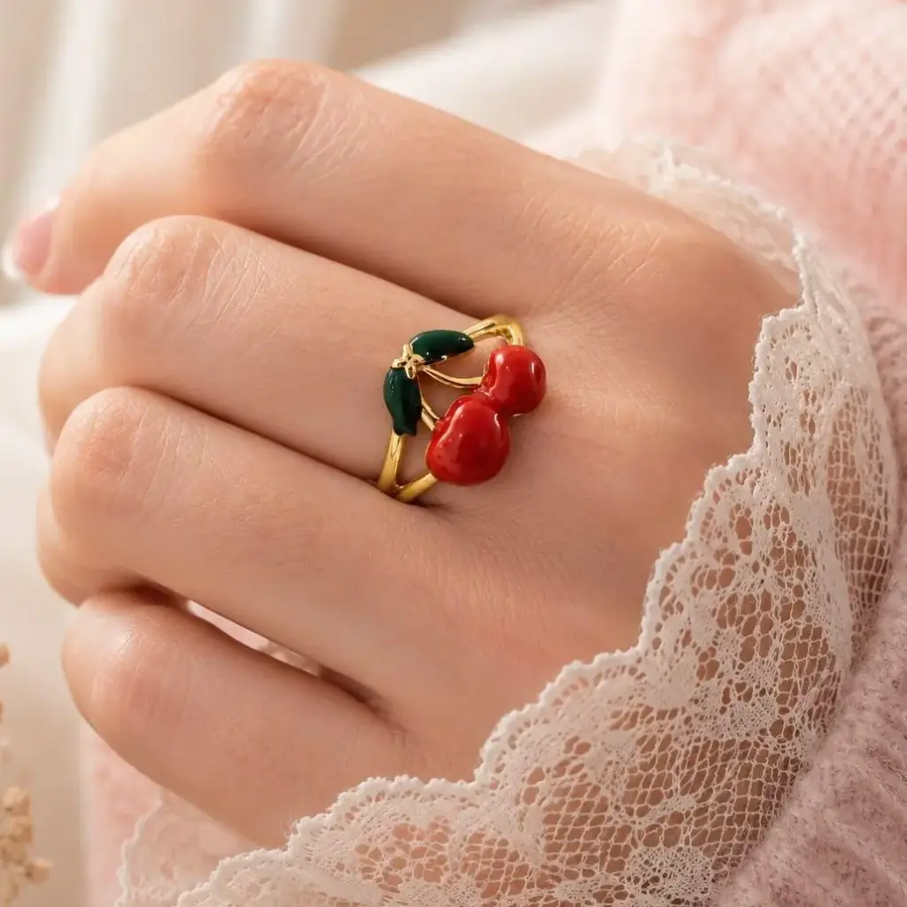 Anillo en rodinado gold ajustable cerezas esmaltado