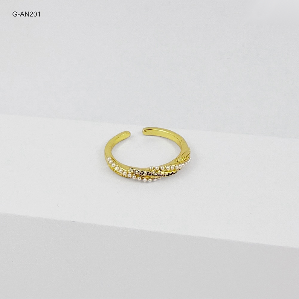 Anillo en rodinado gold tipo cintillo trenza perlas ajustable