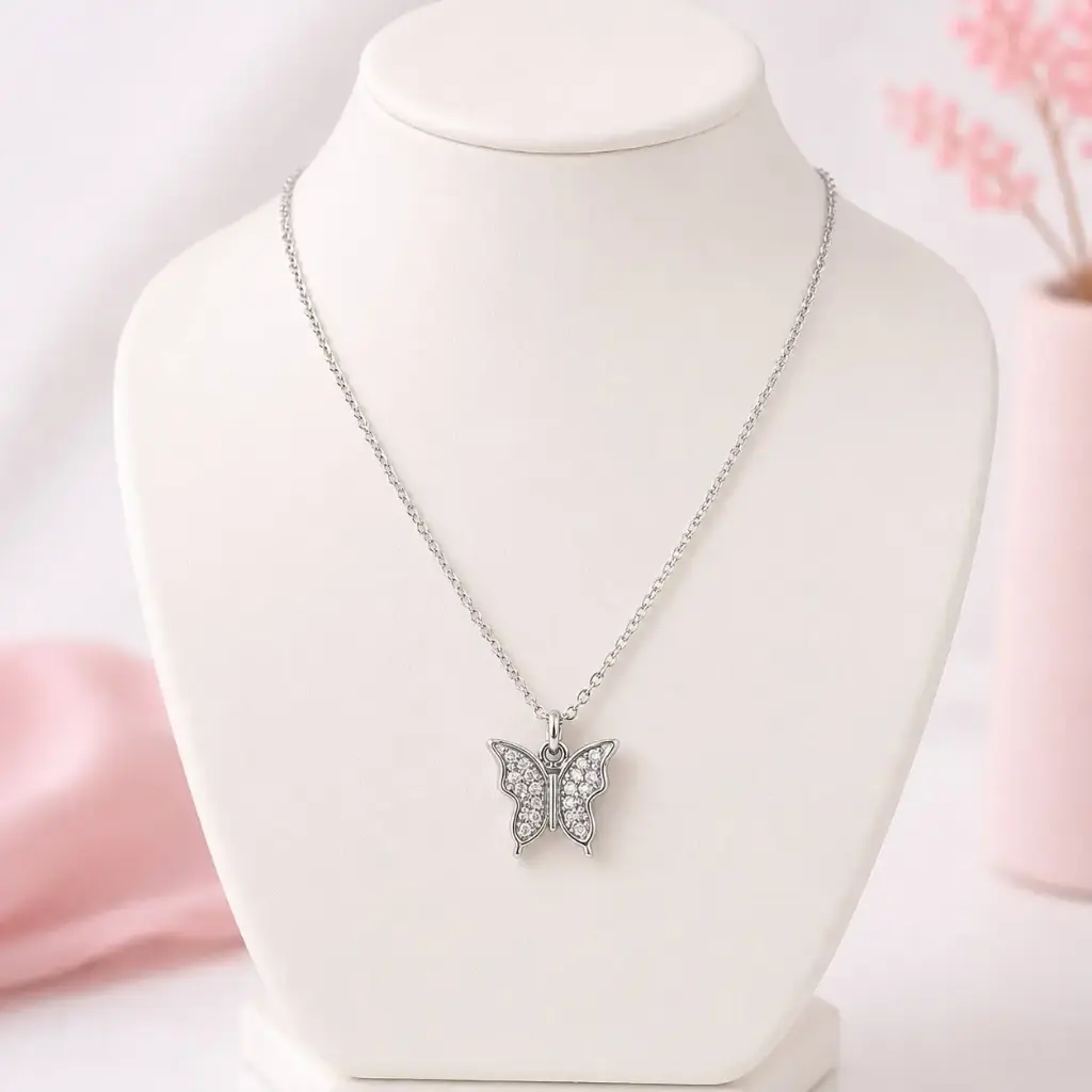 Collar en rodinado silver dije mariposa microcircones blancos