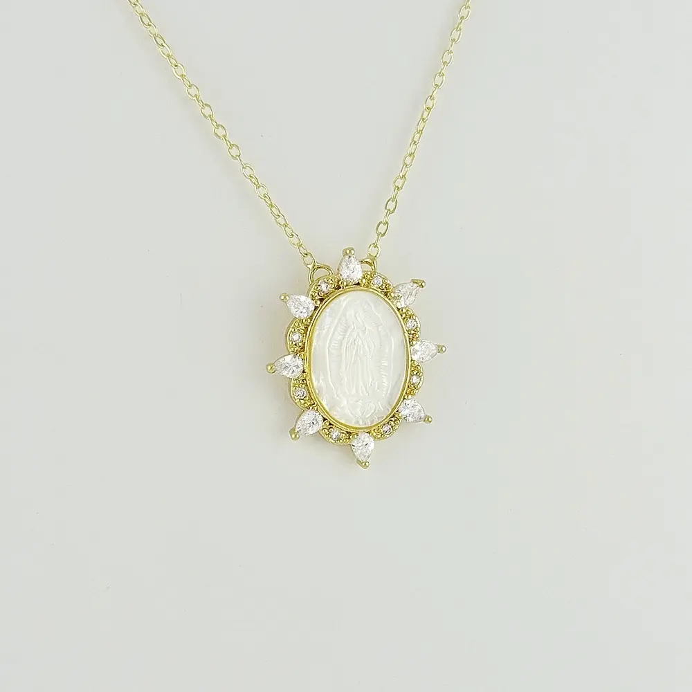 Collar en rodinado gold línea especial medalla nácar cristales 
