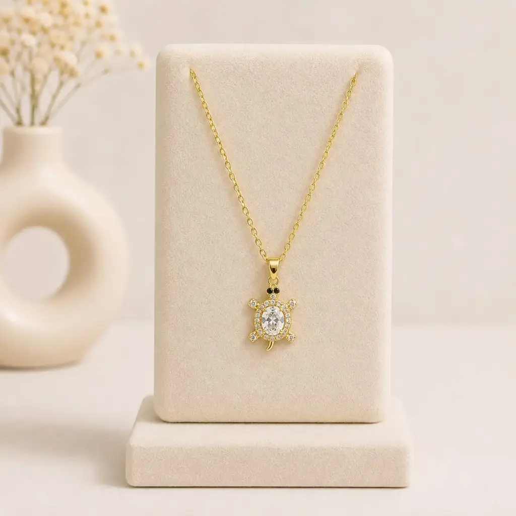 Collar en rodinado gold dije tortuga cristal blanco