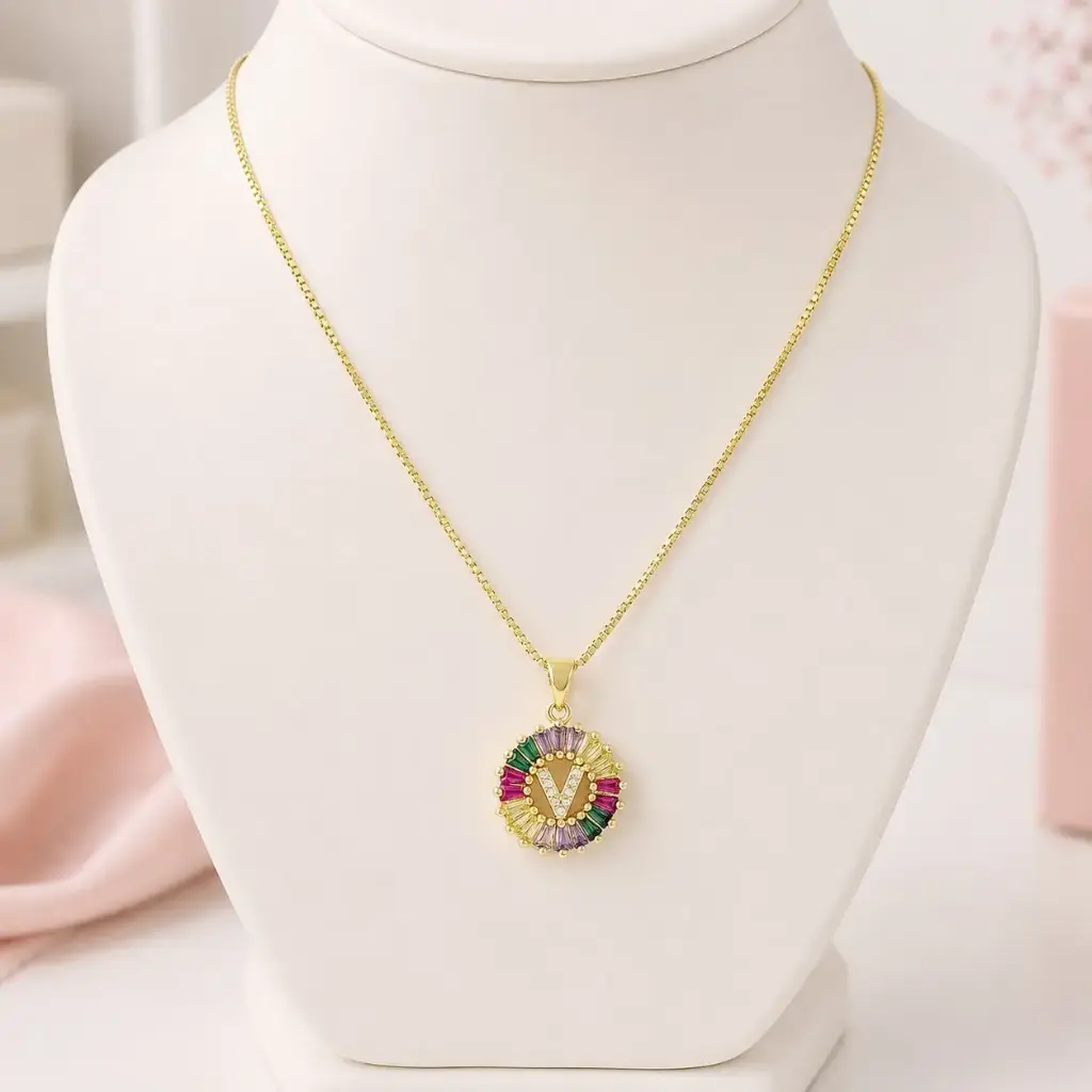 Collar en rodinado gold inicial redonda cristales colores