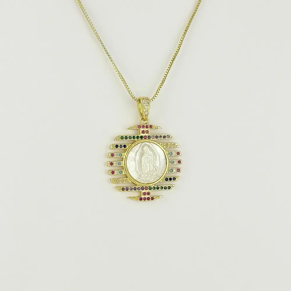 Collar en rodinado gold línea especial medalla microcircon color nácar 