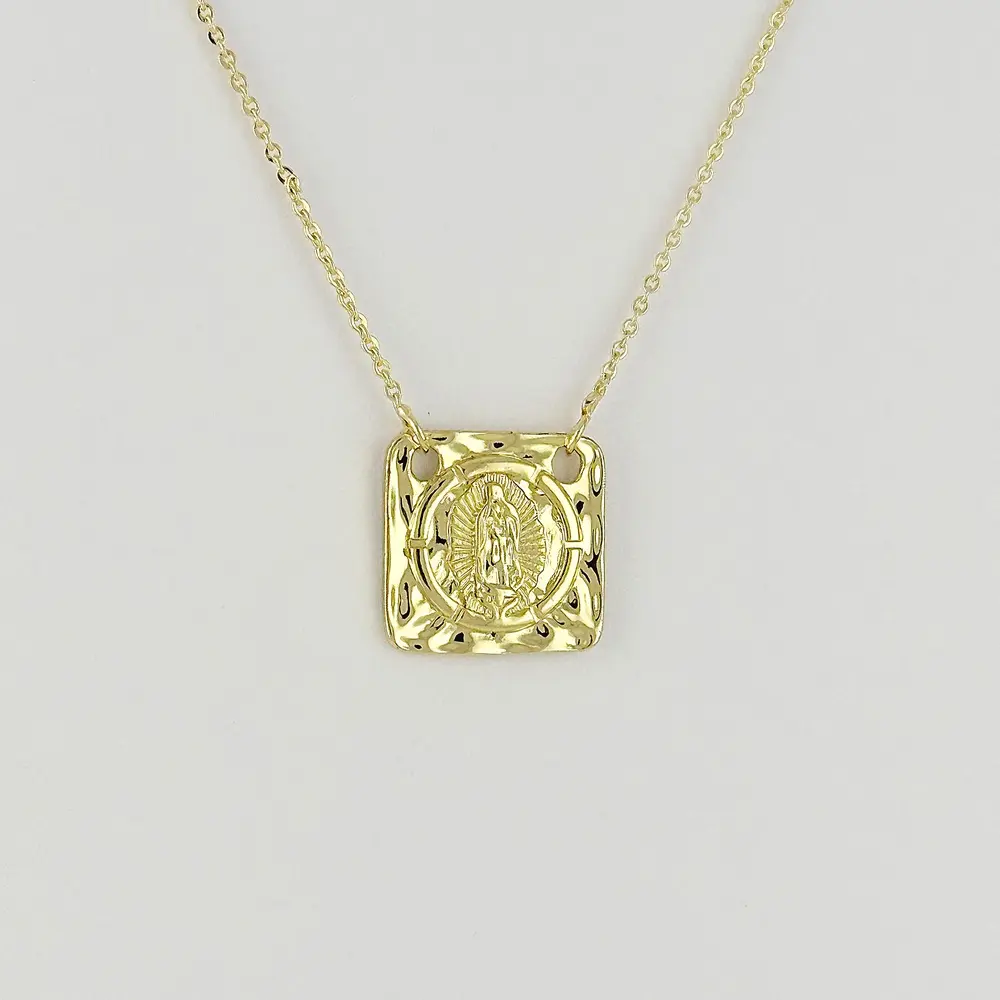 Collar en rodinado gold línea especial medalla cuadrada