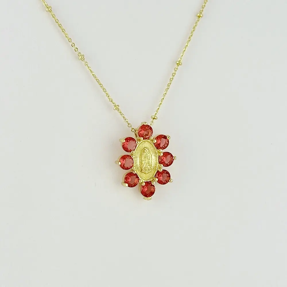 Collar en rodinado gold línea especial medalla virgen cristales magenta