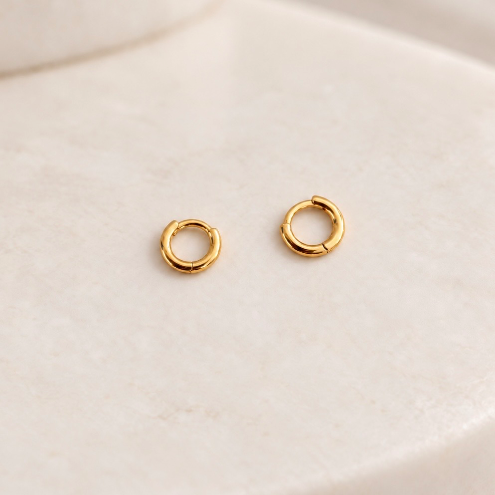 Argolla huggie rodinado gold tipo hilo 8 mm