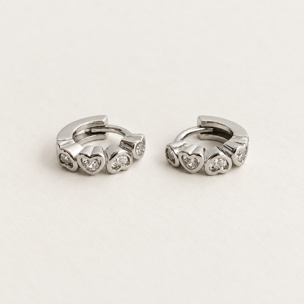 Argolla huggie rodinado silver corazones circones 8 mm